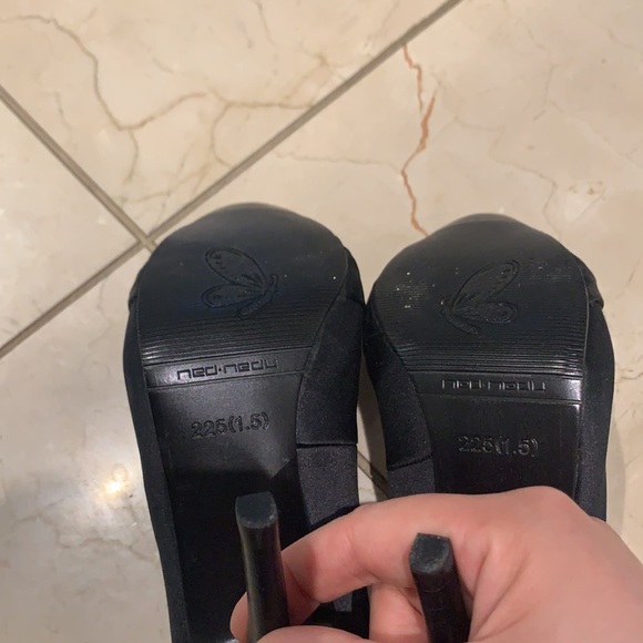 Never worn Satin heels - Picture 3 of 4